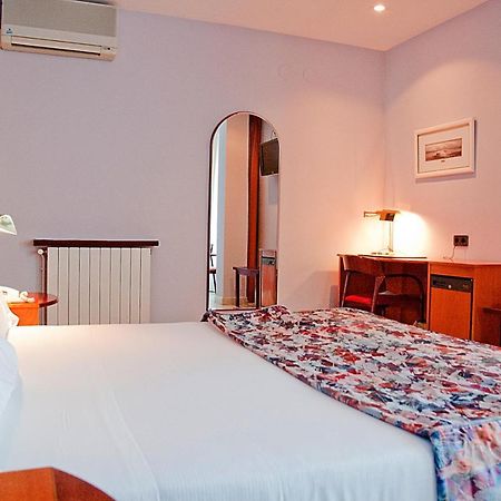 Hotel Arumi Santa Eugenia de Berga Exterior photo